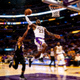 NBA球星詹姆斯在比赛中突破上篮